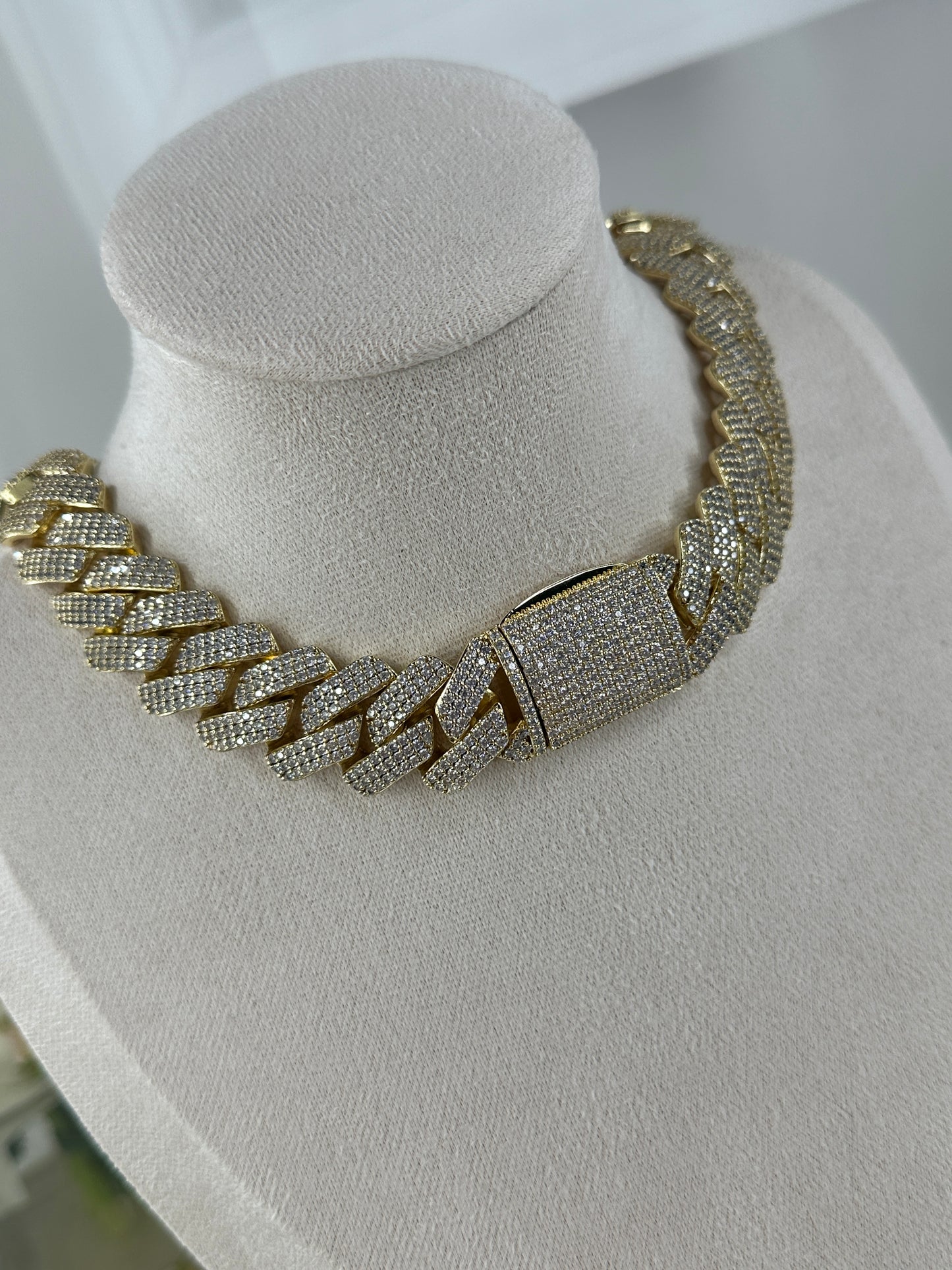Ailani Choker Cubano