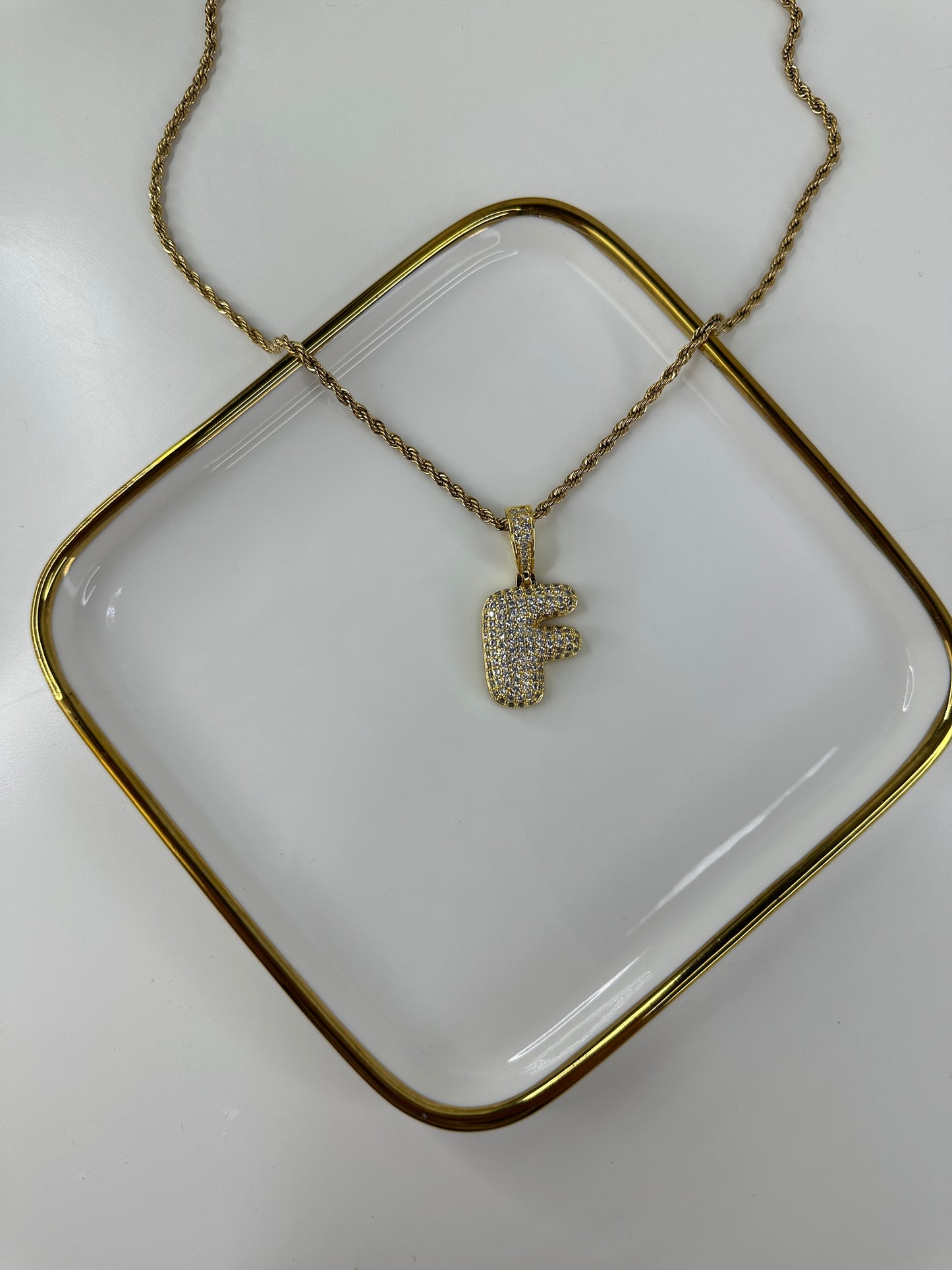 Cadena con Inicial F