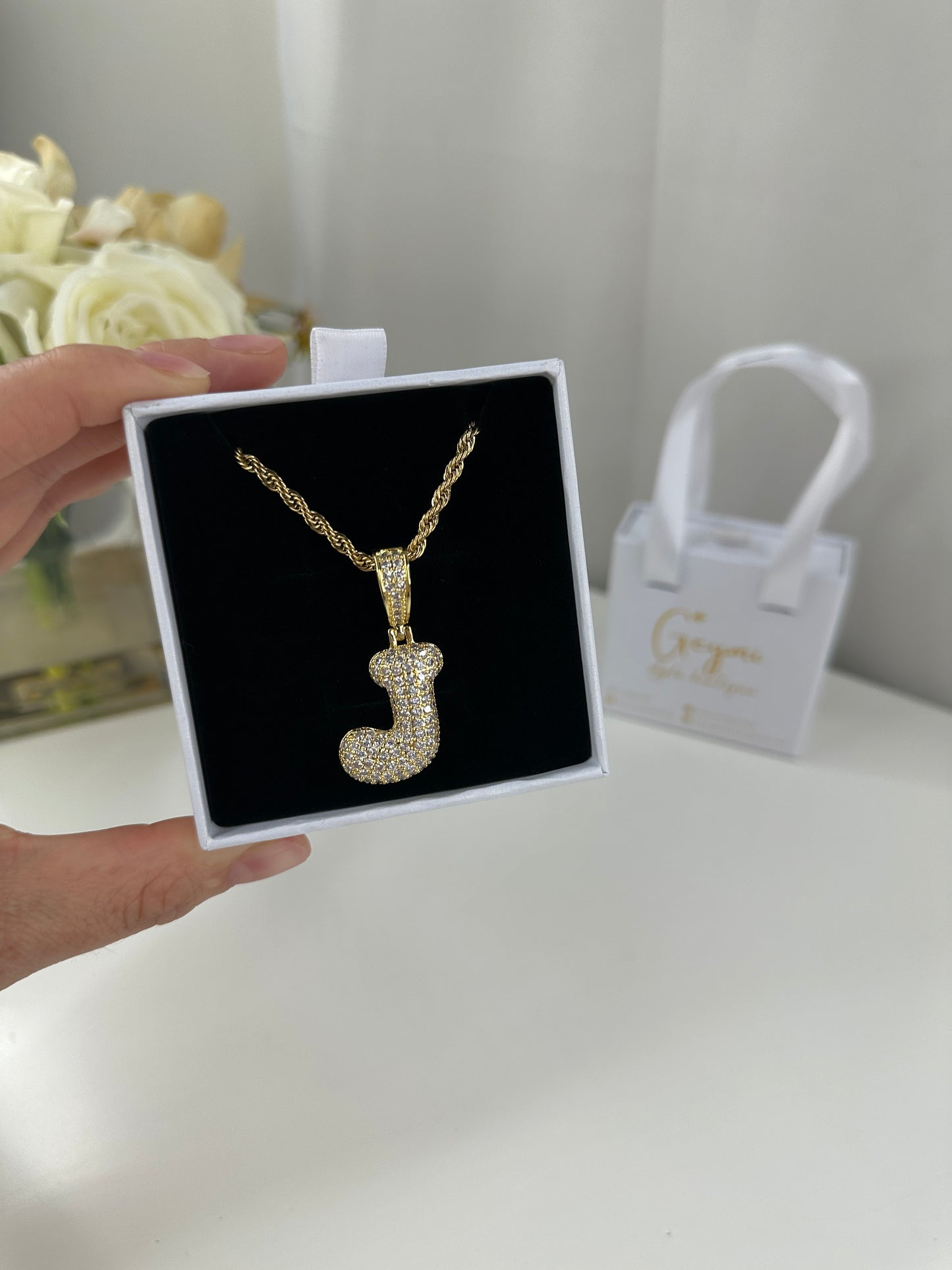 Cadena con Inicial J