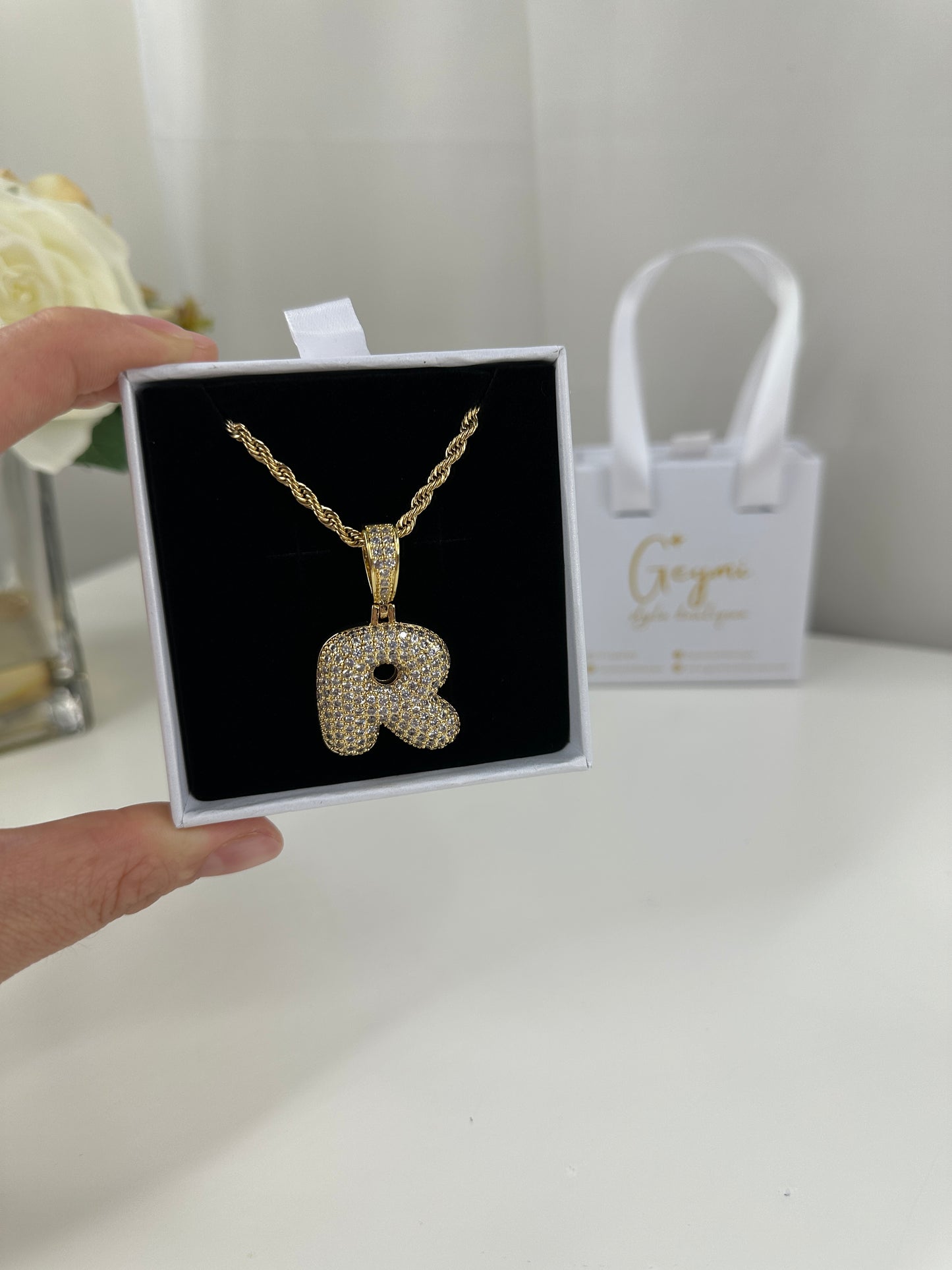 Cadena con Inicial R