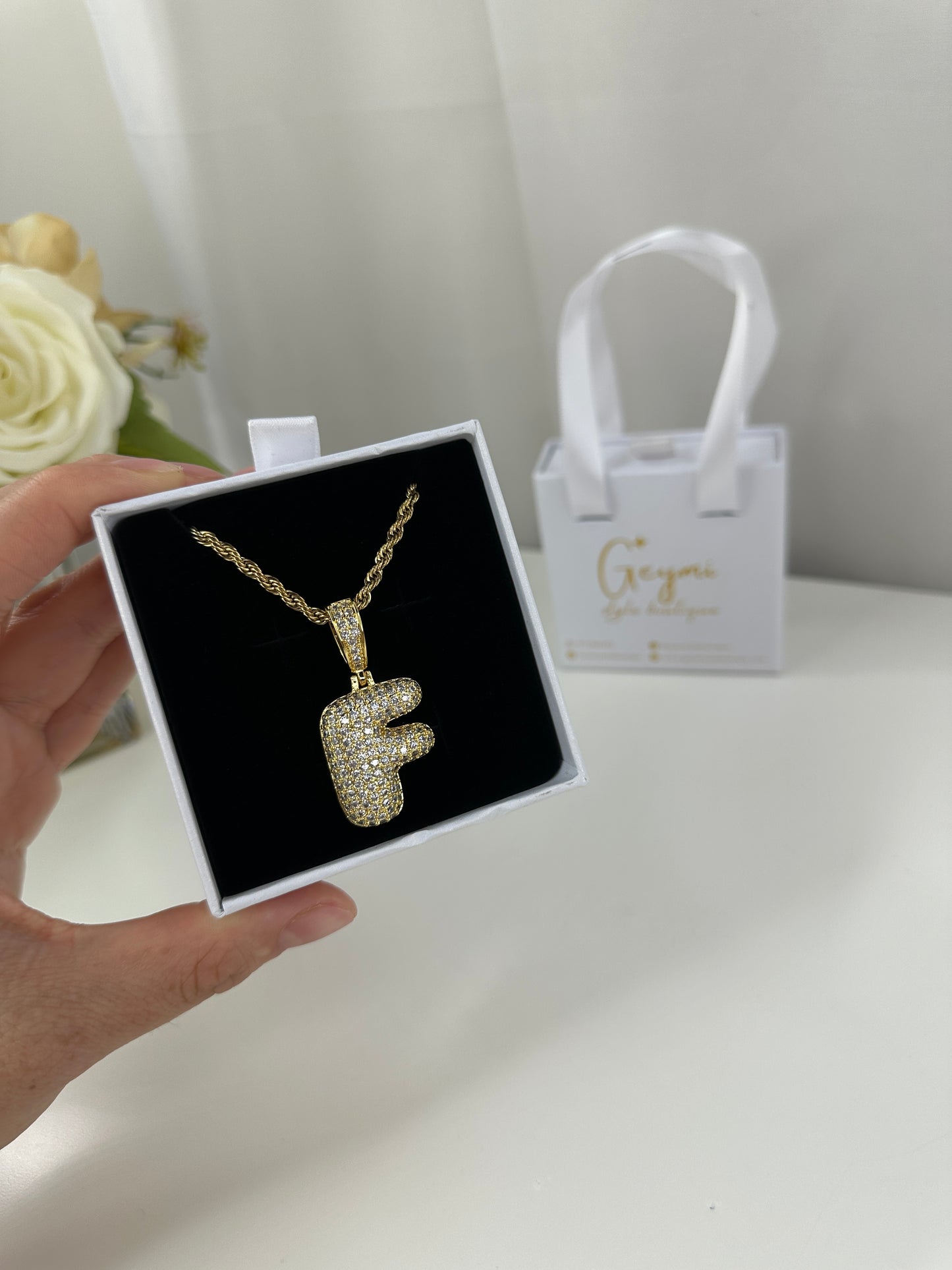 Cadena con Inicial F