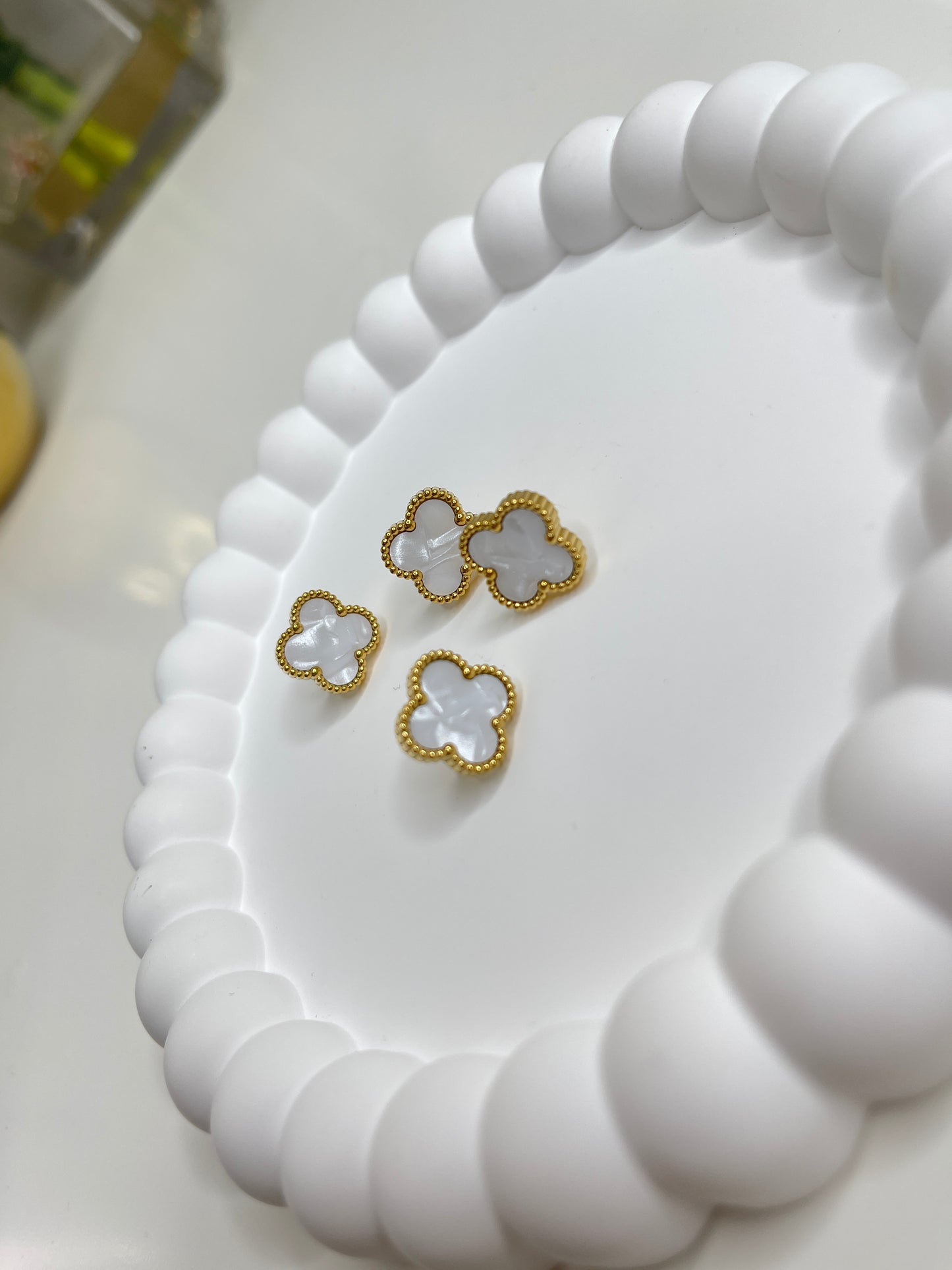 Aretes de Trébol Blancos
