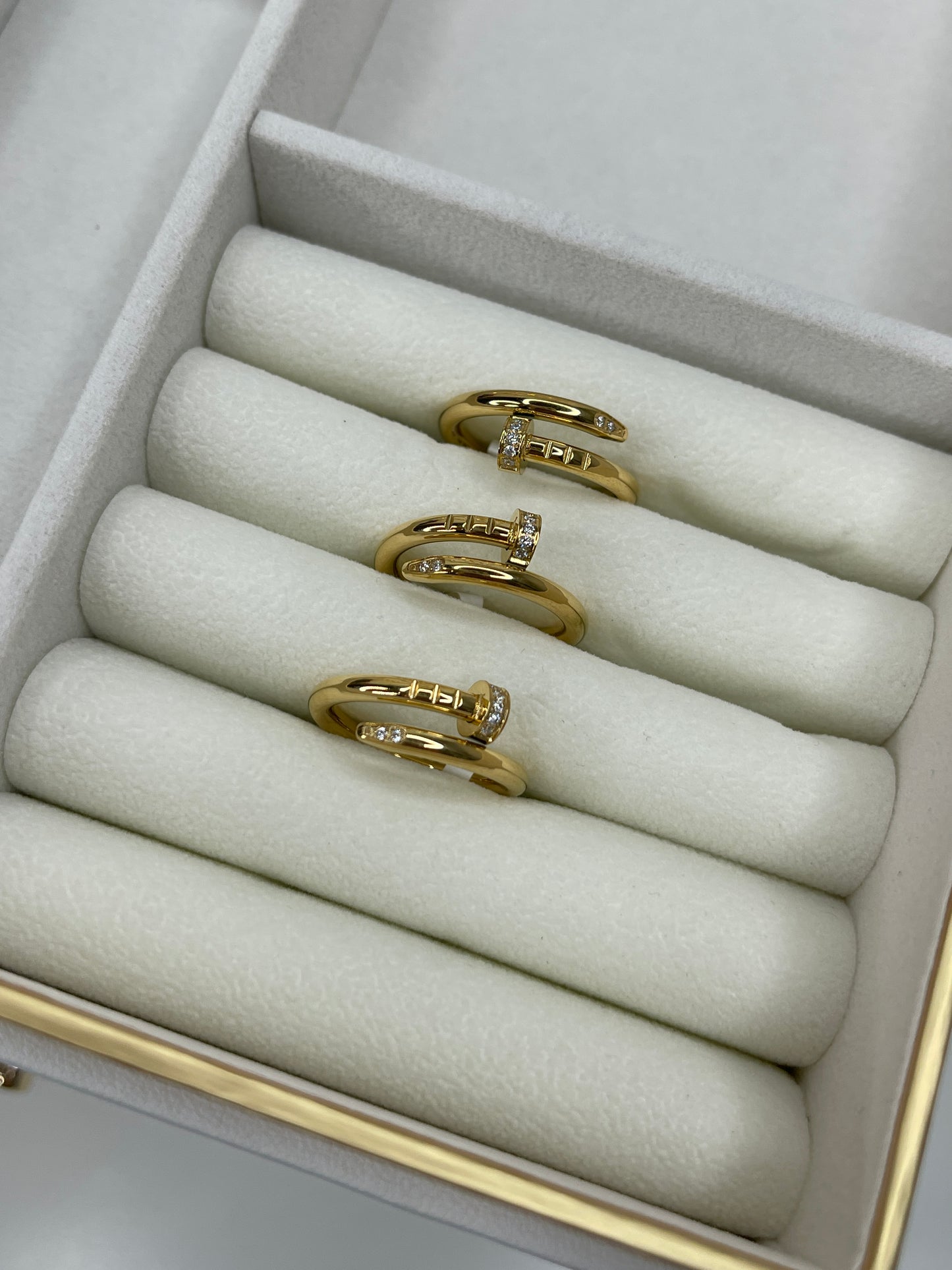 Anillo de Clavo Oro