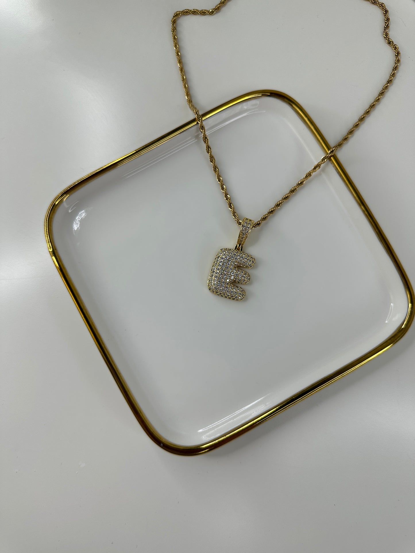 Cadena con Inicial E