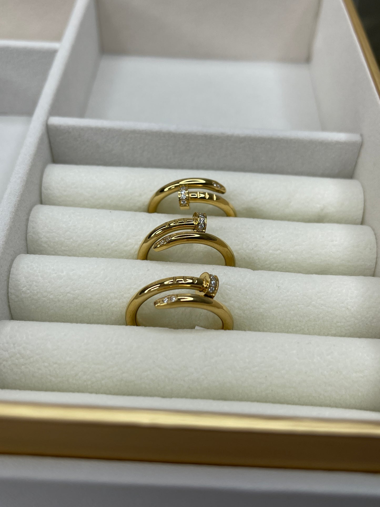 Anillo de Clavo Oro