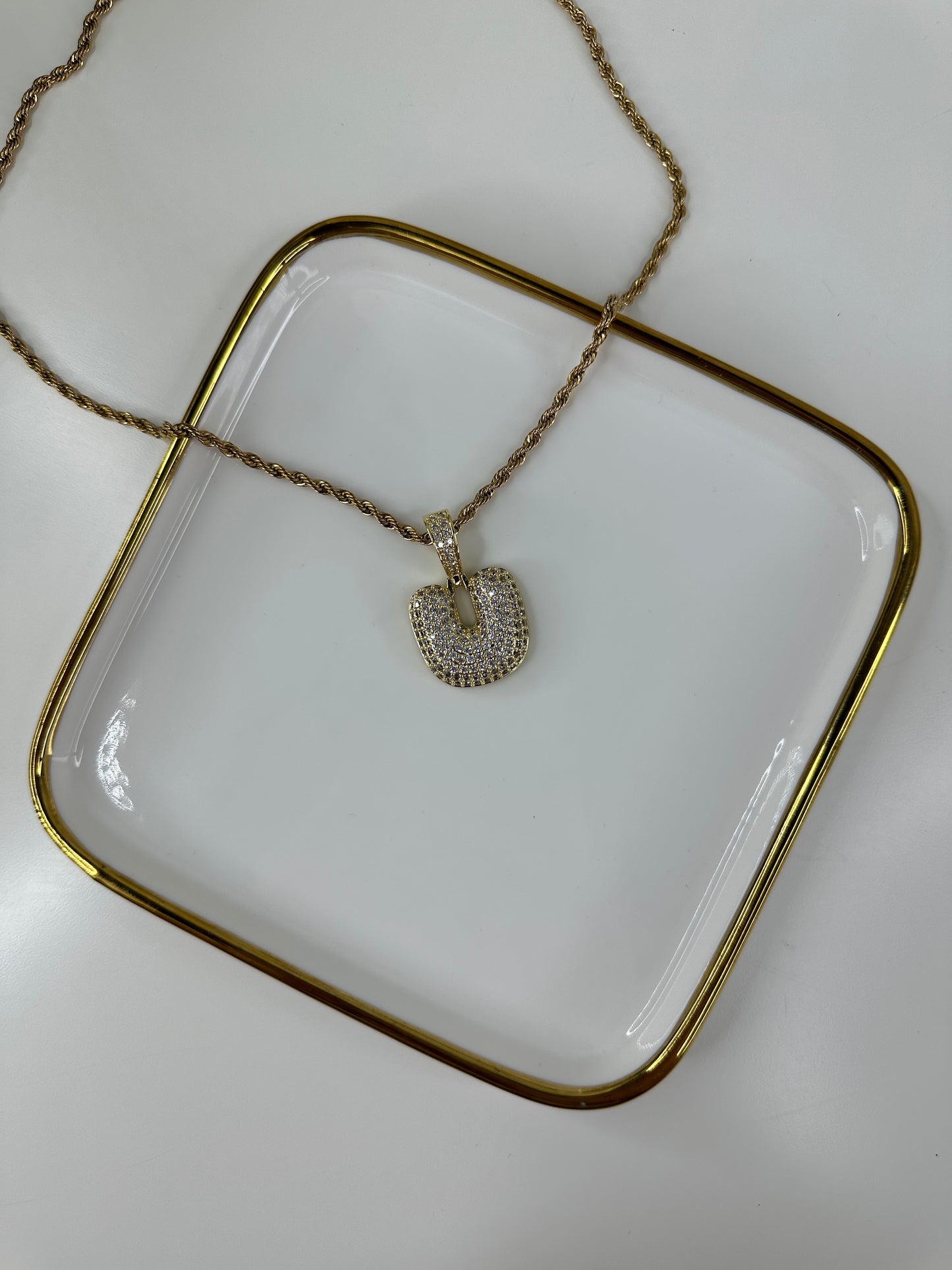 Cadena con Inicial U