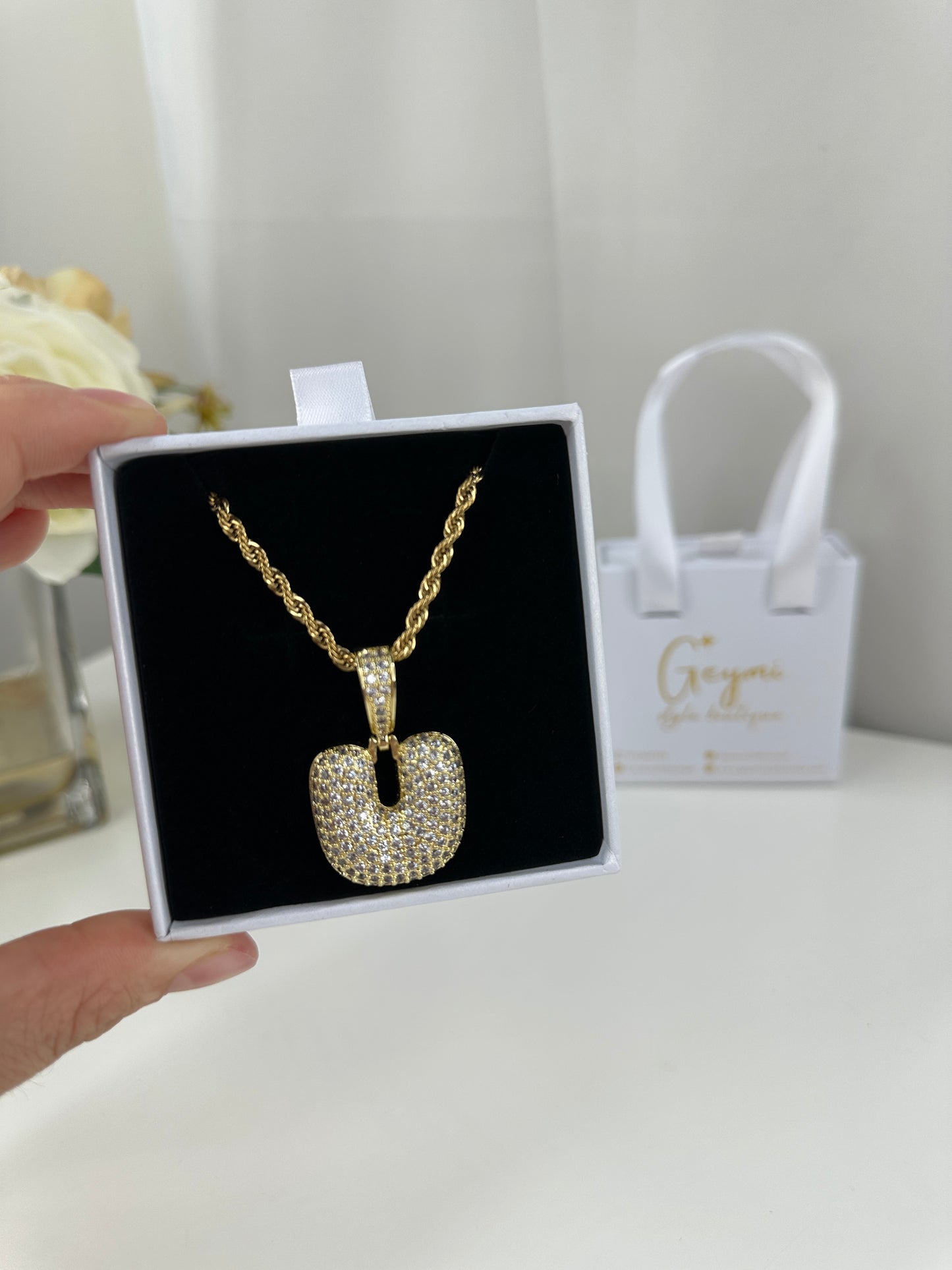 Cadena con Inicial U