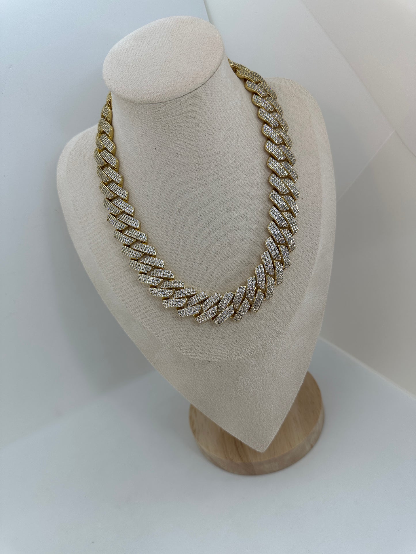 Ailani Choker Cubano