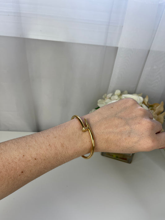 Brazalete de Clavo Oro